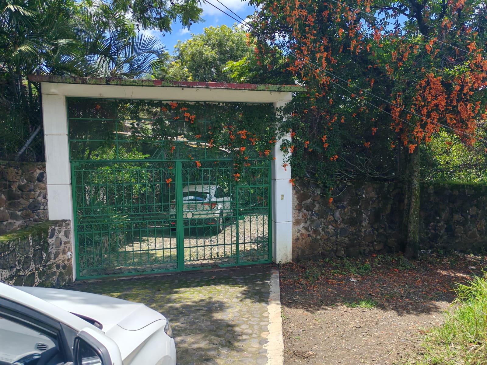 EXCELENTE CASA EN VENTA EN TLAYACAPAN (PUEBLO MAGICO) MORELOS CON HUERTA, 4 HABITACIONES